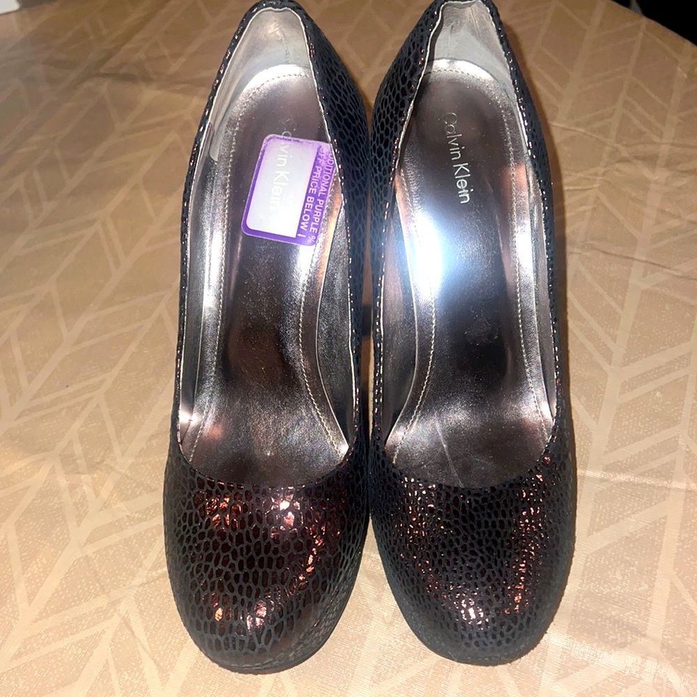 Brown textured leather platform pump. Comfortable and true to size.